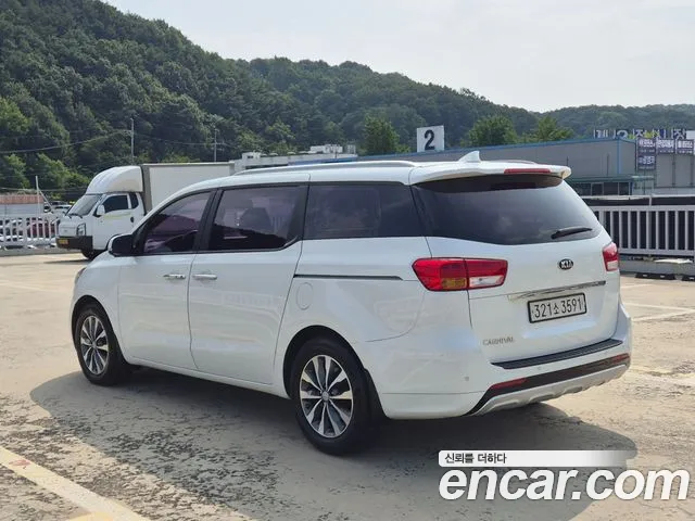 Kia Carnival 2016 thumb 3