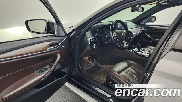 BMW 5-Series 2017 thumb 10