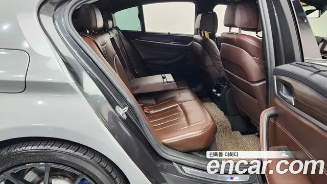 BMW 5-Series 2017 thumb 11