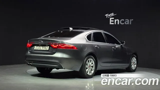 Jaguar XF 2017 thumb 2