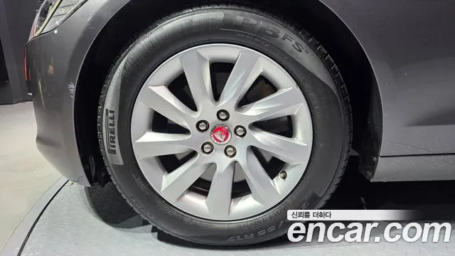 Jaguar XF 2017 thumb 5