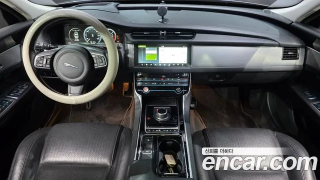 Jaguar XF 2017 thumb 7