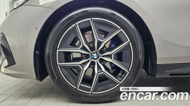 BMW 5-Series 2025 thumb 4