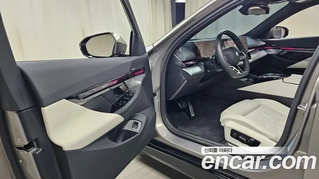 BMW 5-Series 2025 thumb 9
