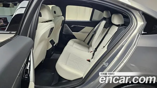 BMW 5-Series 2025 thumb 10