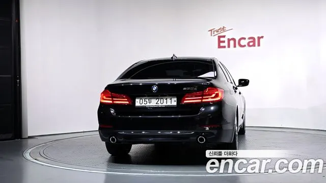 BMW 5-Series 2018 thumb 4