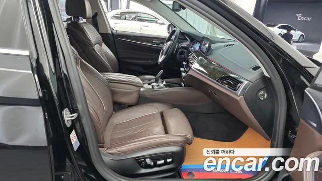 BMW 5-Series 2018 thumb 11