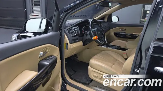 Kia Carnival 2016 thumb 10