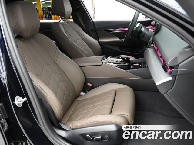 BMW 5-Series 2025 thumb 10