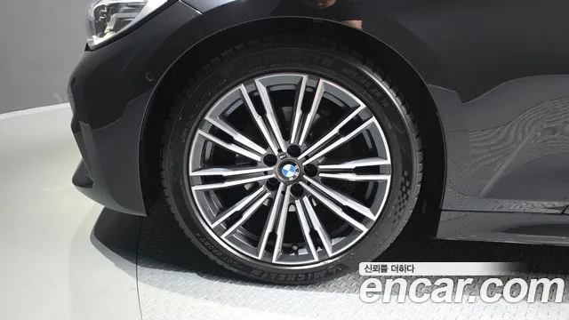 BMW 3-Series 2021 thumb 5