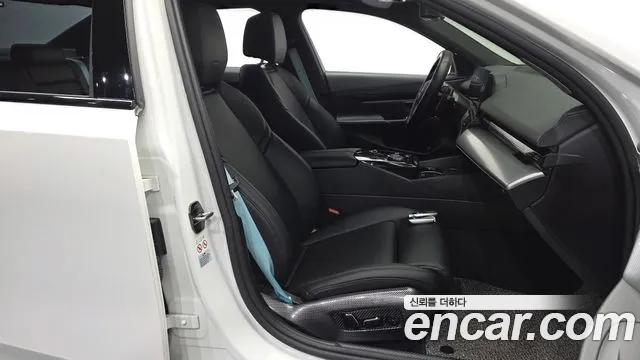 BMW 5-Series 2024 thumb 11