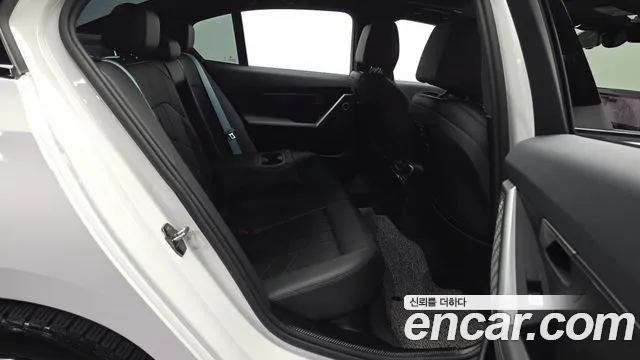 BMW 5-Series 2024 thumb 12
