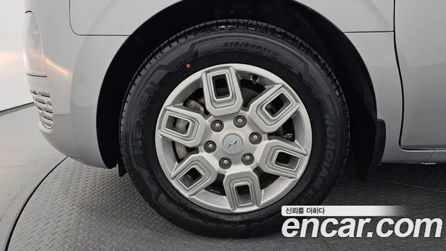 Hyundai Staria 2023 thumb 4
