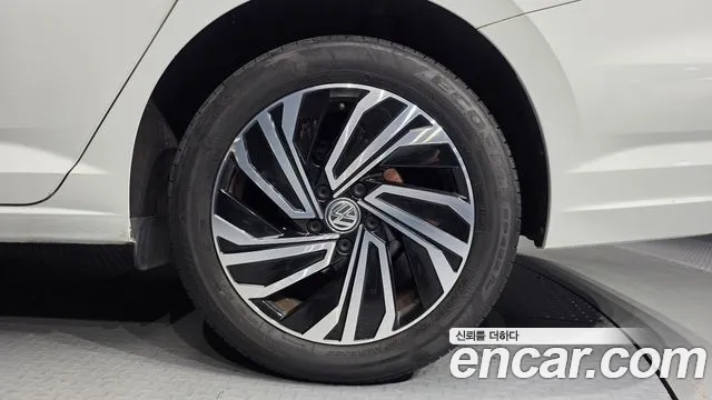 Volkswagen Jetta 2021 thumb 5
