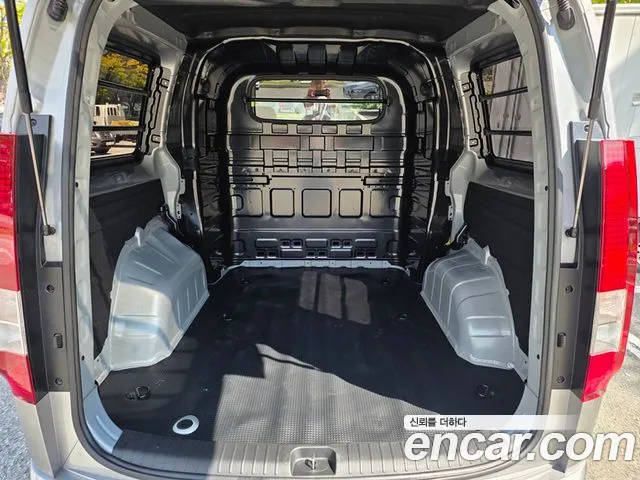 Hyundai Staria 2024 thumb 9