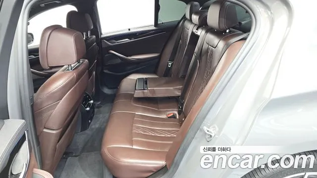 BMW 5-Series 2022 thumb 11
