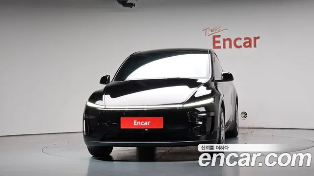 Tesla Model Y 2026 thumb 2