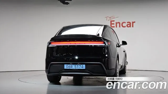 Tesla Model Y 2026 thumb 3