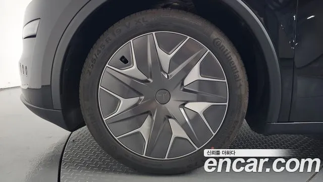 Tesla Model Y 2026 thumb 4