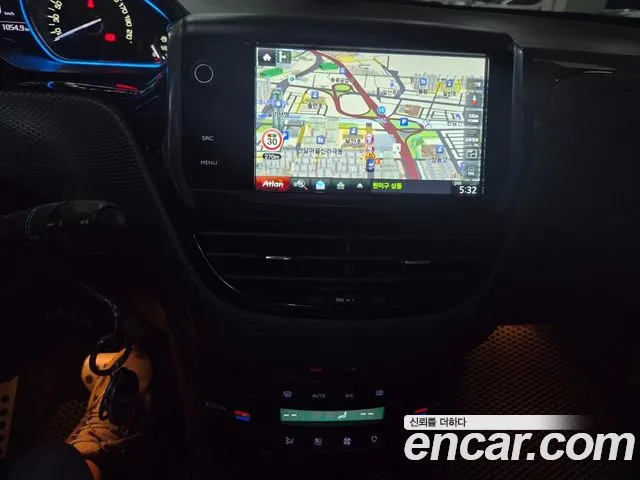 Peugeot 2008 2016 thumb 10