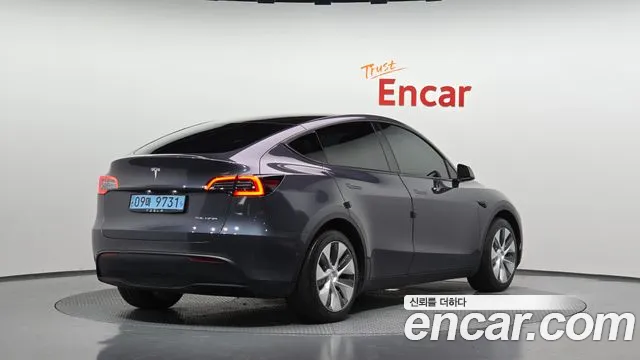 Tesla Model Y 2021 thumb 2