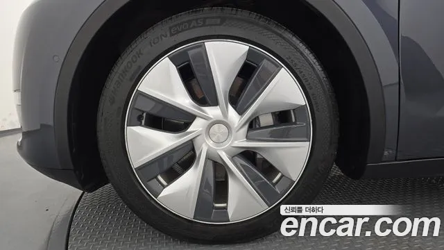 Tesla Model Y 2021 thumb 5
