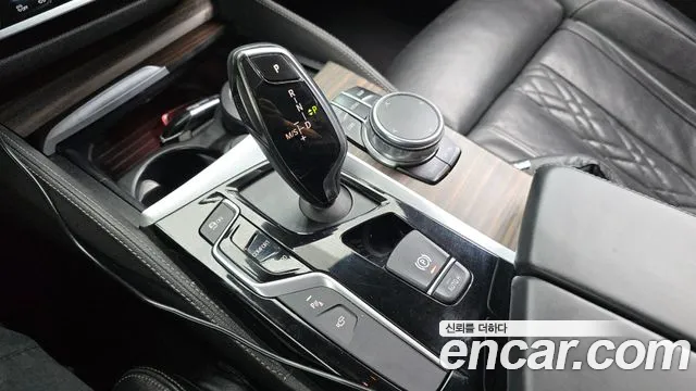 BMW 5-Series 2017 thumb 9
