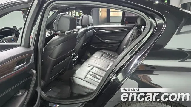 BMW 5-Series 2017 thumb 11