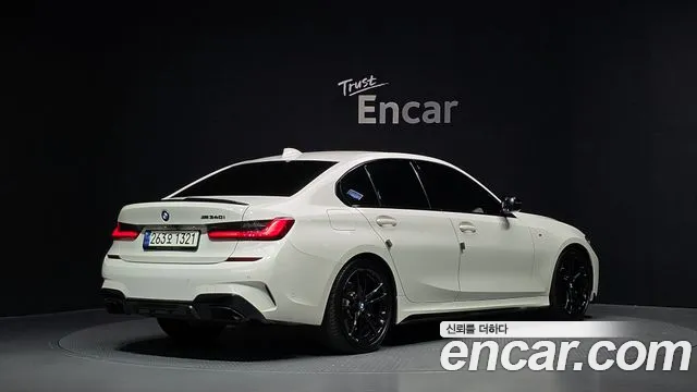 BMW 3-Series 2020 thumb 2
