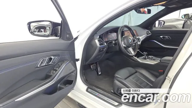 BMW 3-Series 2020 thumb 10