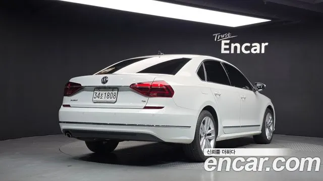 Volkswagen Passat (North America and China) 2018 thumb 2