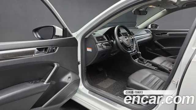 Volkswagen Passat (North America and China) 2018 thumb 10