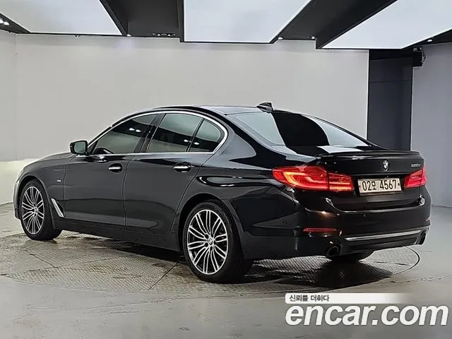 BMW 5-Series 2018 thumb 3