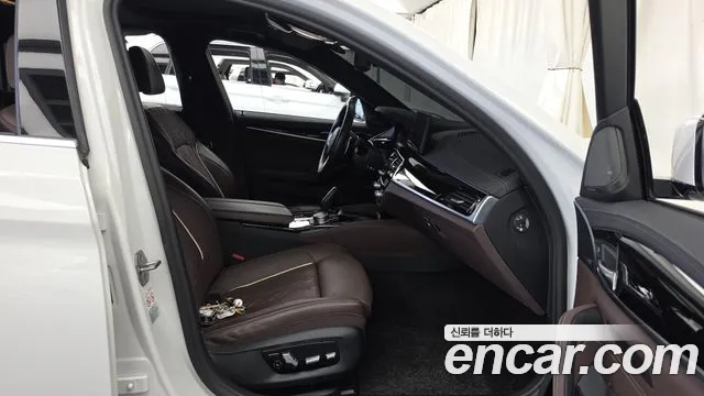BMW 5-Series 2022 thumb 11