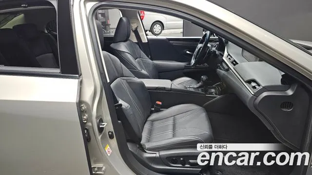 Lexus ES 2019 thumb 10