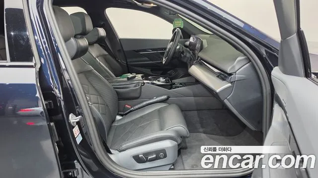 BMW 5-Series 2025 thumb 11