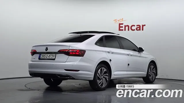 Volkswagen Jetta 2021 thumb 2