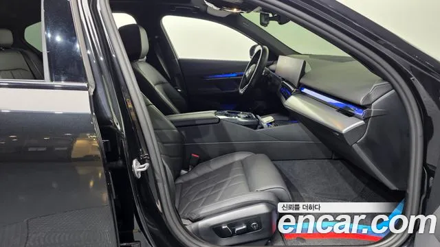 BMW 5-Series 2025 thumb 11