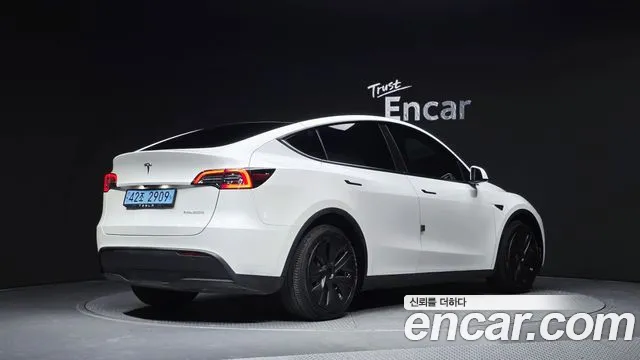 Tesla Model Y 2022 thumb 2