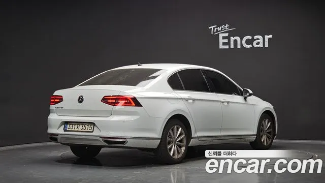Volkswagen Passat (North America and China) 2018 thumb 2