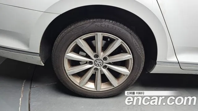 Volkswagen Passat (North America and China) 2018 thumb 5