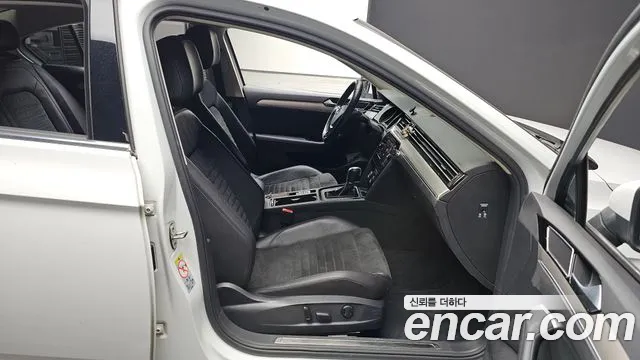 Volkswagen Passat (North America and China) 2018 thumb 10