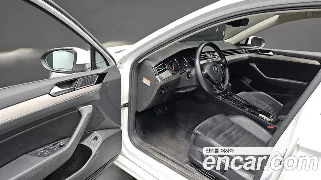 Volkswagen Passat (North America and China) 2018 thumb 12
