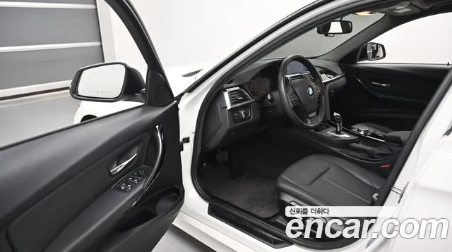 BMW 3-Series 2018 thumb 11