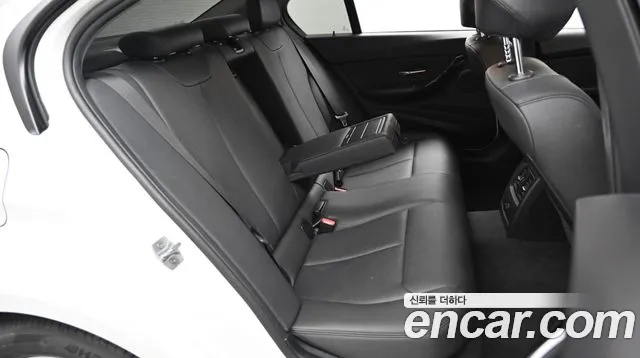 BMW 3-Series 2018 thumb 12