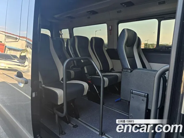 Hyundai Staria 2024 thumb 4
