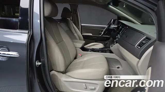 Kia Carnival 2016 thumb 11
