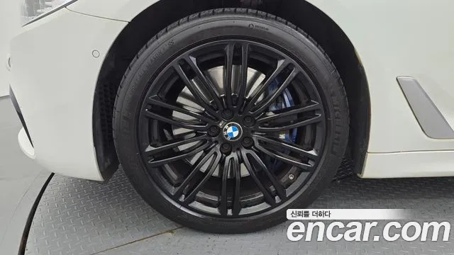 BMW 5-Series 2018 thumb 5