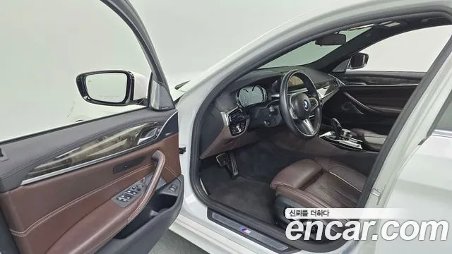 BMW 5-Series 2018 thumb 10