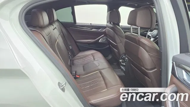 BMW 5-Series 2018 thumb 11